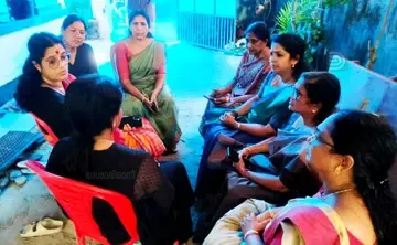 വള്ളംമറിഞ്ഞ് മരിച്ച മത്സ്യത്തൊഴിലാളികളുടെ വീട്ടിലെത്തിയ അഖിലേന്ത്യ ജനാധിപത്യ മഹിളാ അസോസിയേഷൻ സംസ്ഥാന സെക്രട്ടറി സി എസ് സുജാത കുടുംബാംഗങ്ങളെ ആശ്വസിപ്പിക്കുന്നു