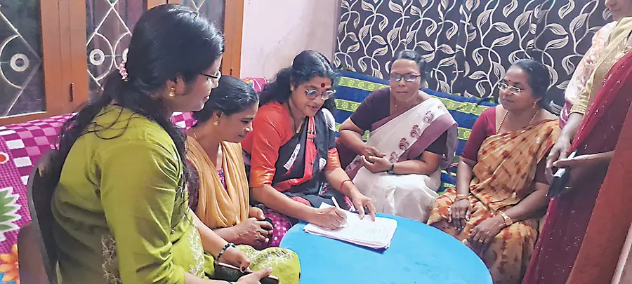 സ്‌ത്രീസുരക്ഷ പദ്ധതി ഗുണഭോക്താക്കളുടെ ഗൃഹസന്ദർശനവും ഒപ്പുശേഖരണവും മഹിളാ അസോസിയേഷൻ  സംസ്ഥാന സെക്രട്ടറി സി എസ് സുജാതയുടെ നേതൃത്വത്തിൽ ചുനക്കര പഞ്ചായത്തിൽ നടത്തുന്നു 