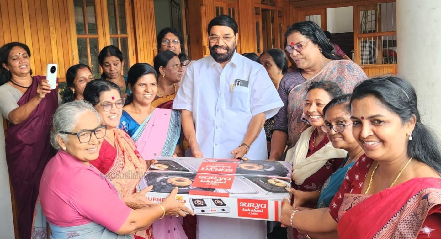 മഹിളാ അസോസിയേഷൻ ജില്ലാ കമ്മിറ്റി സമാഹരിച്ച അവശ്യസാധനങ്ങൾ അഖിലേന്ത്യ വൈസ്‌ പ്രസിഡന്റ്‌ സൂസൻകോടി, സംസ്ഥാന സെക്രട്ടറി സി എസ്‌ സുജാത തുടങ്ങിയവർ ചേർന്ന്‌ സിപിഐ എം സംസ്ഥാന സെക്രട്ടറിയറ്റംഗം  വി എൻ വാസവന്‌ കൈമാറുന്നു