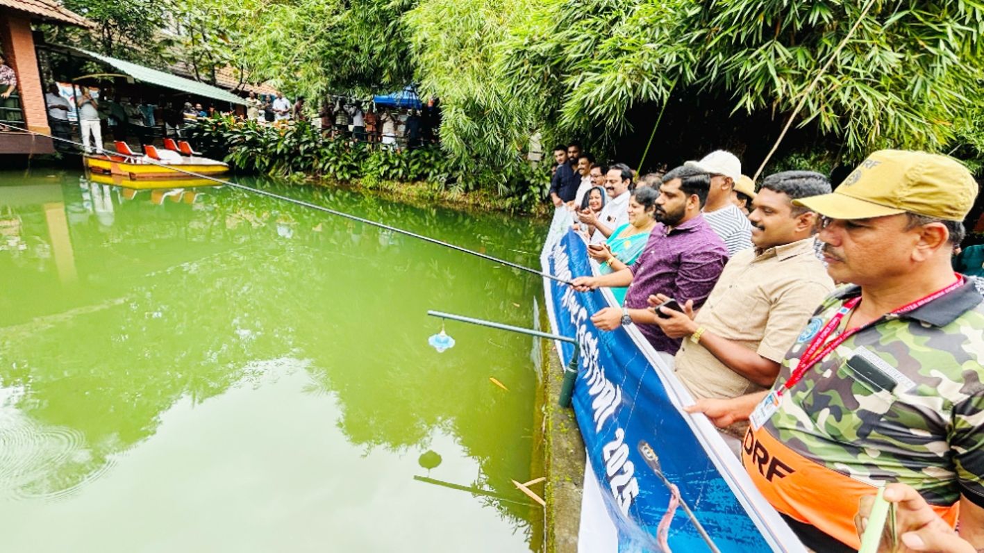 ചൂണ്ടയിടൽ മത്സരത്തിൽ മത്സരാർഥികൾക്കൊപ്പം ചൂണ്ടയിടുന്ന ലിന്റോ ജോസഫ് എംഎൽഎ