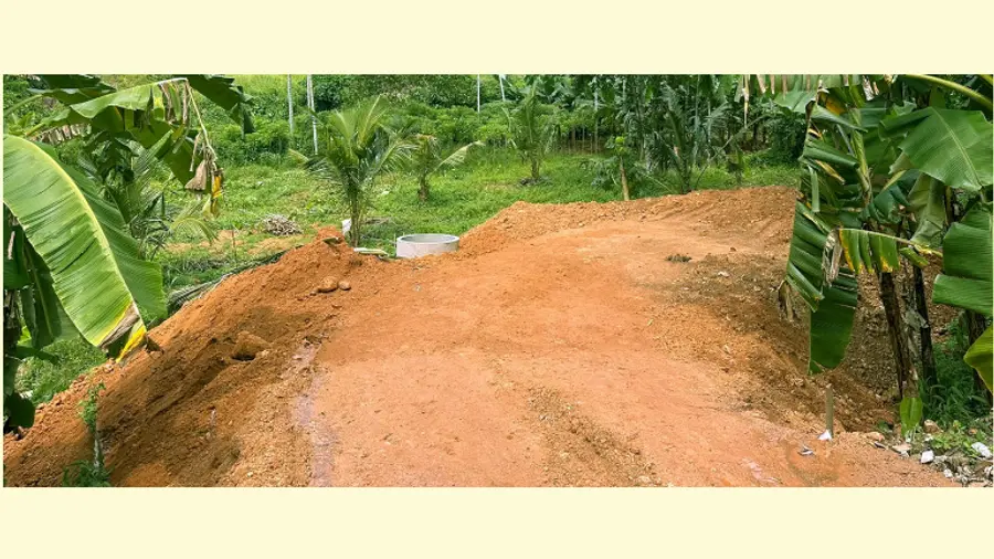 മലയിൻകീഴ് മേപ്പുക്കട മണ്ണുമാഫിയ സംഘം നിയമവിരുദ്ധമായി നികത്തുന്ന തണ്ണീർത്തടം