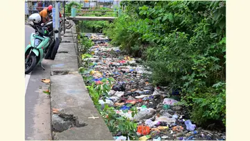  ആമയിഴഞ്ചാൻതോട്ടിൽ അടിഞ്ഞുകൂടിയ മാലിന്യം
