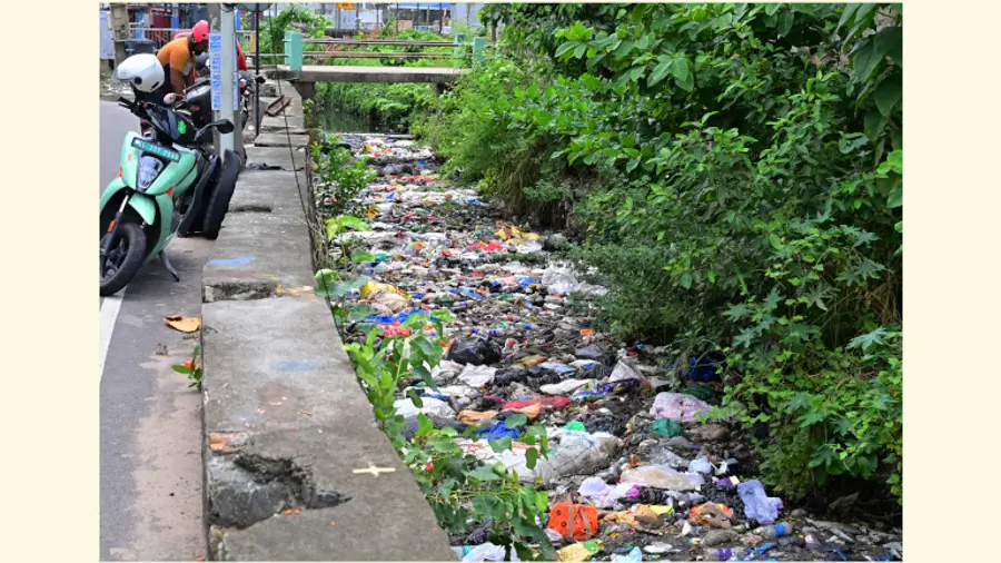 ആമയിഴഞ്ചാൻതോട്ടിൽ അടിഞ്ഞുകൂടിയ മാലിന്യം