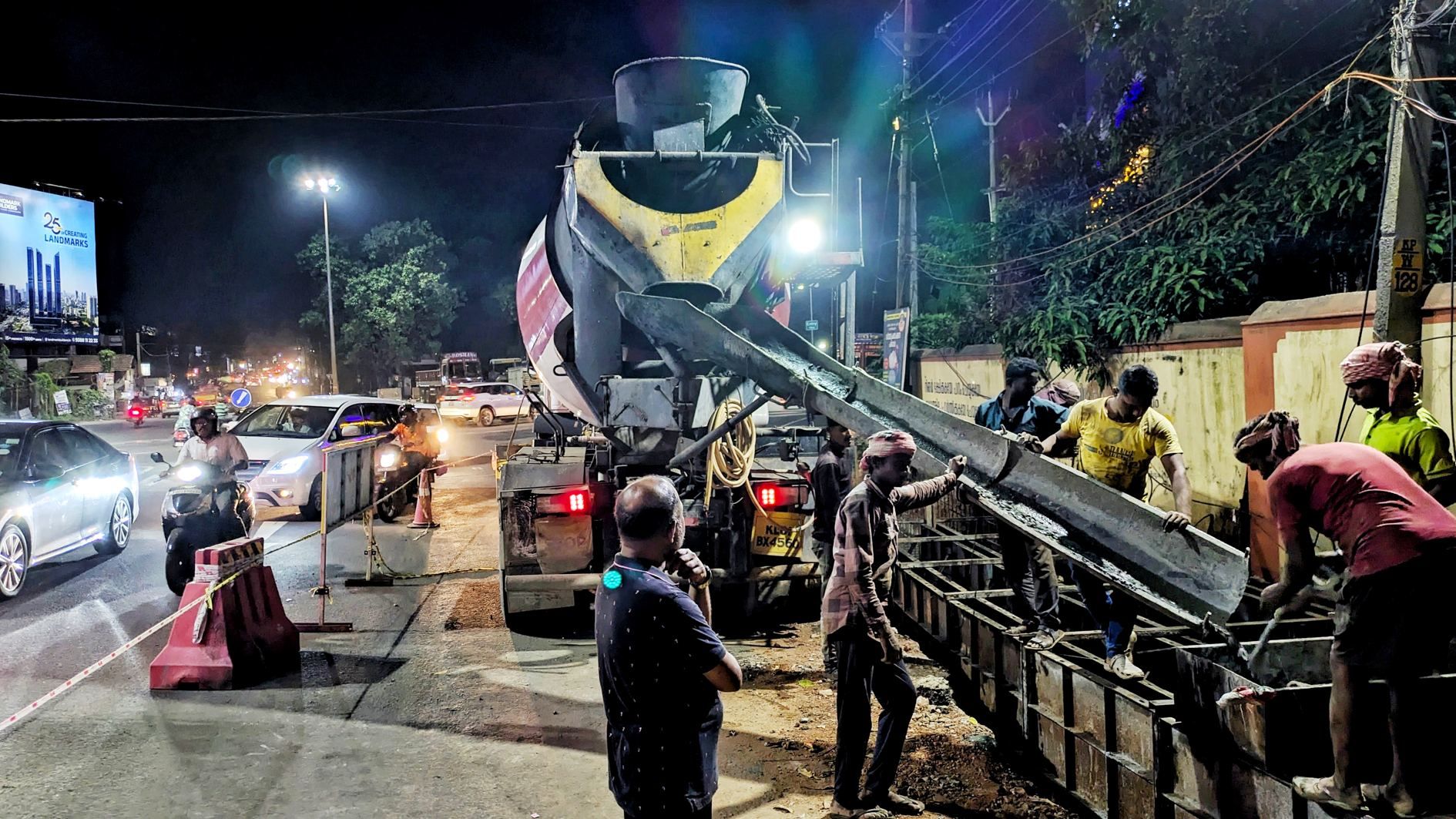 മാനാഞ്ചിറ വെള്ളിമാടുകുന്ന് റോഡ് പ്രവൃത്തി രാത്രി വൈകിയും പുരോഗമിക്കുന്നു. മലാപ്പറമ്പ് നിന്നുള്ള ദൃശ്യം.  ഫോട്ടോ: മിഥുൻ അനില മിത്രൻ