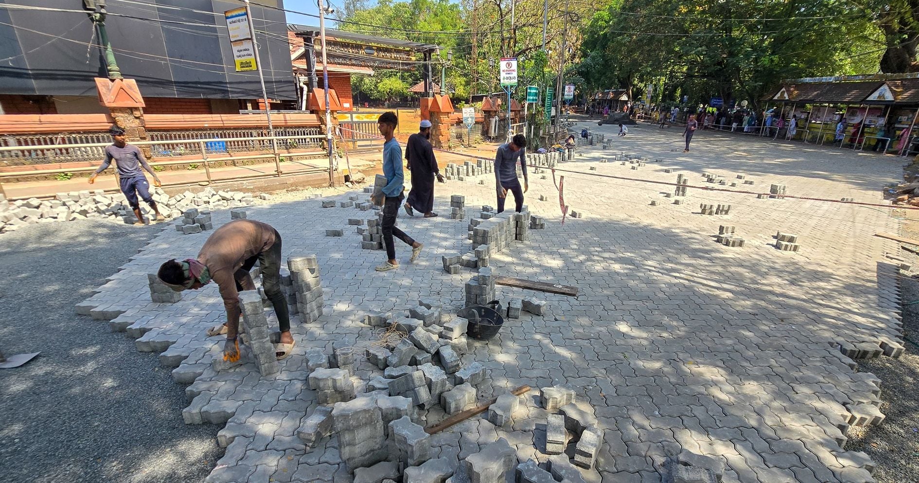 മാനാഞ്ചിറ എൽഐസി റോഡിന് മുന്നിൽ ഇന്റർ ലോക്ക് കട്ടകൾ വിരിക്കുന്നു
