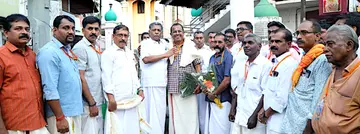 തൃക്കുരട്ടി ശ്രീമഹാദേവർ ക്ഷേത്രത്തിലെ ശിവരാത്രി എതിരേൽപ്പിന് പുത്തൻപള്ളി ജുമാ മസ്ജിദിന്‌ മുന്നിൽ  ജമാഅത്ത് കമ്മിറ്റി ഒരുക്കിയ സ്വീകരണം