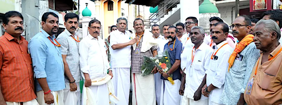 തൃക്കുരട്ടി ശ്രീമഹാദേവർ ക്ഷേത്രത്തിലെ ശിവരാത്രി എതിരേൽപ്പിന് പുത്തൻപള്ളി ജുമാ മസ്ജിദിന്‌ മുന്നിൽ  ജമാഅത്ത് കമ്മിറ്റി ഒരുക്കിയ സ്വീകരണം