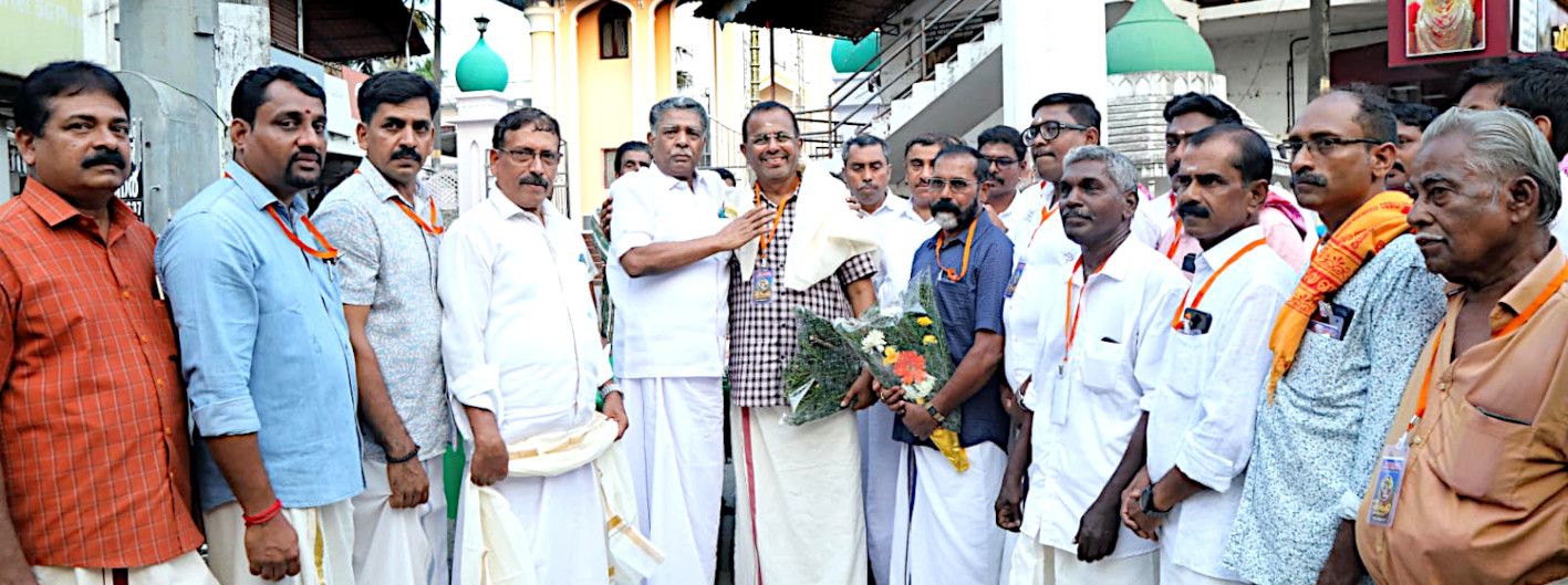 തൃക്കുരട്ടി ശ്രീമഹാദേവർ ക്ഷേത്രത്തിലെ ശിവരാത്രി എതിരേൽപ്പിന് പുത്തൻപള്ളി ജുമാ മസ്ജിദിന്‌ മുന്നിൽ  ജമാഅത്ത് കമ്മിറ്റി ഒരുക്കിയ സ്വീകരണം