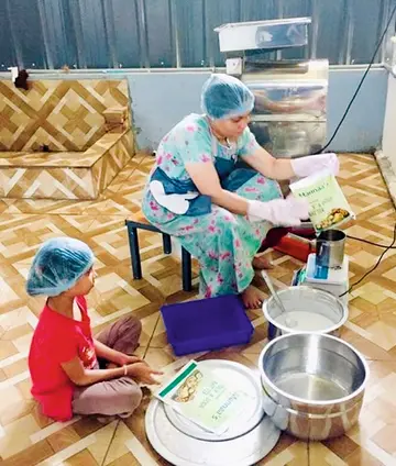 ശ്രീനയും മകൾ ദേവനന്ദനയും  ദോശമാവുണ്ടാക്കുന്നതിനിടെ