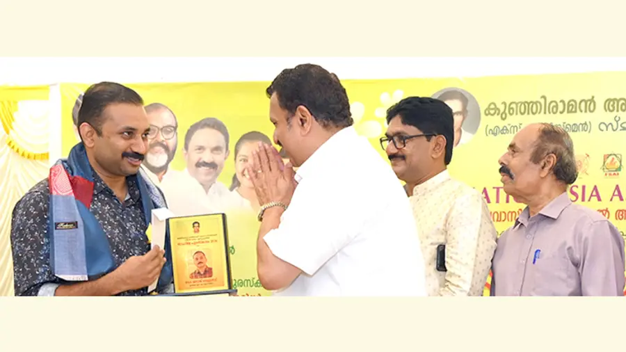 അത്തിക്കോട്ട് കുഞ്ഞിരാമൻ സാഹിത്യപുരസ്‌കാരം ഡോ. മനോജ് വെള്ളനാടിന്‌ മന്ത്രി കെ മുരളീധരൻ സമ്മാനിക്കുന്നു