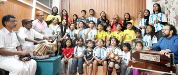 The rhythm of football and the melody of the maple song