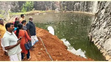 മാറനല്ലൂർ പഞ്ചായത്ത് ഓഫീസ് വാർഡിൽ പ്രവർത്തനം നിലച്ച ക്വാറി കുളത്തിൽ ആശുപത്രി മാലിന്യം തള്ളാനുള്ള  ശ്രമത്തിനെതിരെ എൽഡിഎഫ് നേതാക്കൾ പ്രതിഷേധിക്കുന്നു