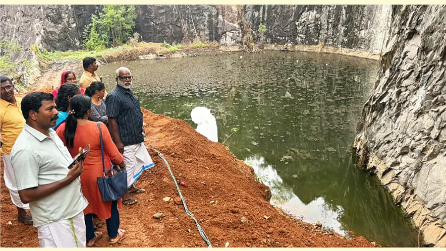 മാറനല്ലൂർ പഞ്ചായത്ത് ഓഫീസ് വാർഡിൽ പ്രവർത്തനം നിലച്ച ക്വാറി കുളത്തിൽ ആശുപത്രി മാലിന്യം തള്ളാനുള്ള  ശ്രമത്തിനെതിരെ എൽഡിഎഫ് നേതാക്കൾ പ്രതിഷേധിക്കുന്നു