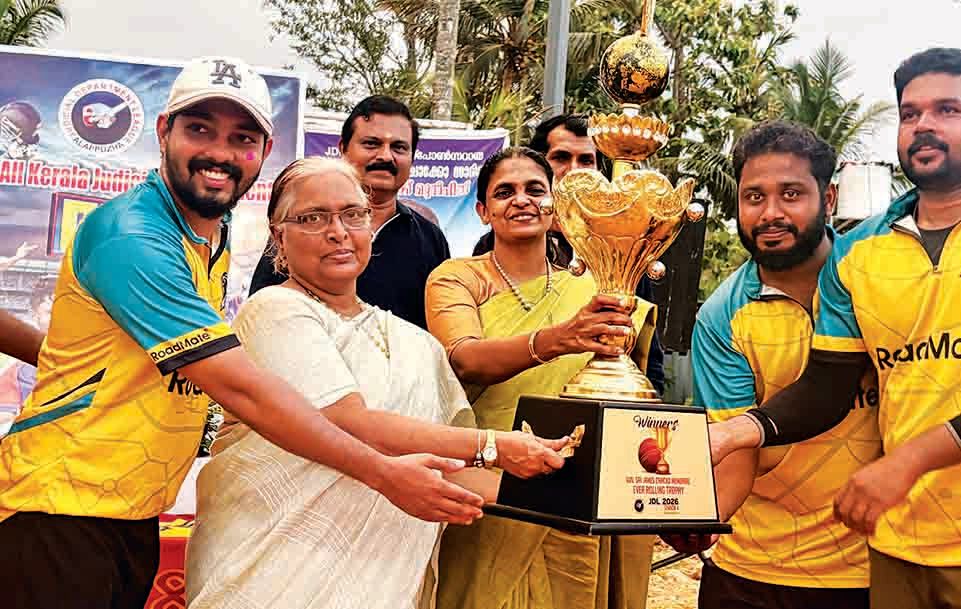 ജെയിംസ് ചാക്കോ മെമ്മോറിയൽ എവറോളിങ്  ട്രോഫിക്കായി ജുഡീഷ്യൽ ടീം  സംഘടിപ്പിച്ച ക്രിക്കറ്റ് മത്സരത്തിൽ വിജയികളായ കാസർകോട് ജില്ലാ കോടതി  ടീമിന് പ്രിൻസിപ്പൽ ജില്ലാ ജഡ്‌ജി ഹണി എം വർഗീസ് ട്രോഫി വിതരണംചെയ്യുന്നു
