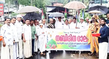 കൂടത്തായി പുറായിൽ  ശംസുൽ ഹുദാ ഹയർ സെക്കൻഡറി മദ്രസാ കമ്മിറ്റി  സംഘടിപ്പിച്ച നബിദിന ഘോഷയാത്രയെ കൂടത്തായിയിൽ  മാവേലി മധുരം നൽകി വരവേറ്റപ്പോൾ