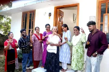 സർക്കാരിന്റെ പുതിയ ക്ഷേമപദ്ധതികളുടെ ഗുണംലഭിക്കുന്ന ഗുണഭോക്താക്കൾ അതിദാരിദ്ര്യ നിർമാർജന പദ്ധതിയുടെ ഭാഗമായി വീട് ലഭിച്ച ചാത്തിനാംകുളം  വിഷ്ണു ഭവനിൽ വി മായയുടെ വീടിന് മുന്നിൽ ഒത്തുകൂടി  മധുരം വിതരണം ചെയ്തപ്പോൾ                                                                                      ഫോട്ടോ:  എം എസ് ശ്രീധർലാൽ