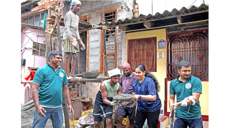 തിരുവനന്തപുരം നഗരസഭ ലൈഫ് പദ്ധതിയിൽ ഉൾപ്പെട്ട ഫോർട്ട് വാർഡിലെ സീതാലക്ഷ്മിയുടെ വീടിന്റെ നിർമാണം
പൂർത്തിയാക്കാൻ മേയർ ആര്യ രാജേന്ദ്രന്റെ നേതൃത്വത്തിൽ നഗരസഭാ ജീവനക്കാർ കോൺക്രീറ്റ് ചെയ്യുന്നു
