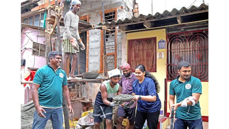 തിരുവനന്തപുരം നഗരസഭ ലൈഫ് പദ്ധതിയിൽ ഉൾപ്പെട്ട ഫോർട്ട് വാർഡിലെ സീതാലക്ഷ്മിയുടെ വീടിന്റെ നിർമാണം  പൂർത്തിയാക്കാൻ മേയർ ആര്യ രാജേന്ദ്രന്റെ നേതൃത്വത്തിൽ നഗരസഭാ ജീവനക്കാർ കോൺക്രീറ്റ്  ചെയ്യുന്നു