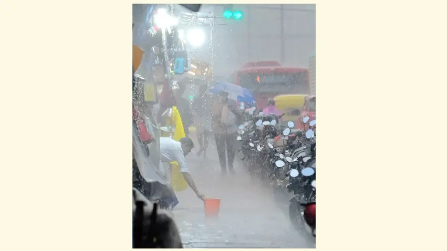 വ്യാഴം വെെകിട്ട് പെയ്ത മഴയിൽ നഗരത്തിലെ കാഴ്ച
