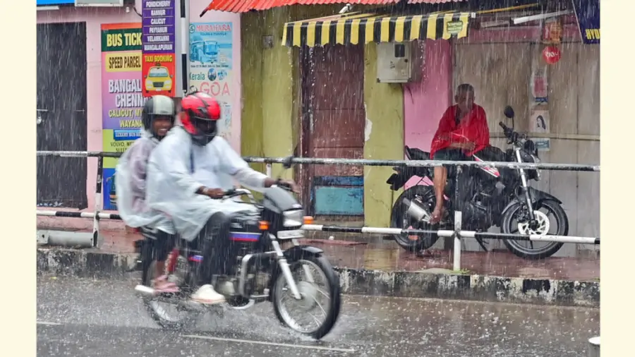 ഞായറാഴ്ച നഗരത്തിൽ പെയ്ത കനത്ത മഴ. തെെക്കാട് മോഡൽ സ്കൂൾ ജങ്ഷനിൽനിന്നുള്ള ദൃശ്യം                                                                                                                                                                                                   