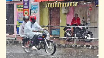 ഞായറാഴ്ച നഗരത്തിൽ പെയ്ത കനത്ത മഴ. തെെക്കാട് മോഡൽ സ്കൂൾ ജങ്ഷനിൽനിന്നുള്ള ദൃശ്യം                                                                                                                                                                                                   