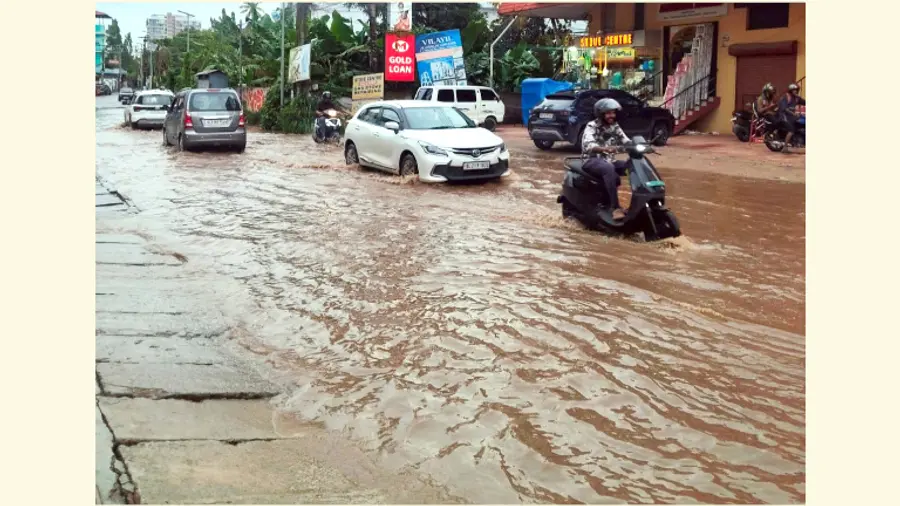 മഴ പെയ്താൽ വെള്ളക്കെട്ട് രൂപപ്പെടുന്ന ശ്രീകാര്യം– ചെറുവക്കൽ റോഡ്