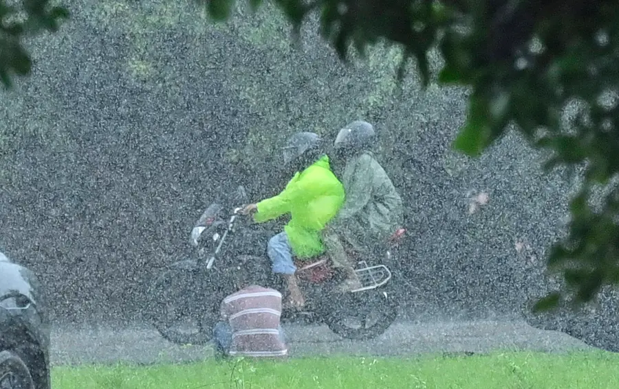 ബുധനാഴ്ച വൈകീട്ട് പെയ്ത മഴയിൽ തേക്കിൻകാട് മൈതാനിയിൽ നിന്നുള്ള ദൃശ്യം /ഫോട്ടോ: സുരേന്ദ്രൻ മടിക്കൈ