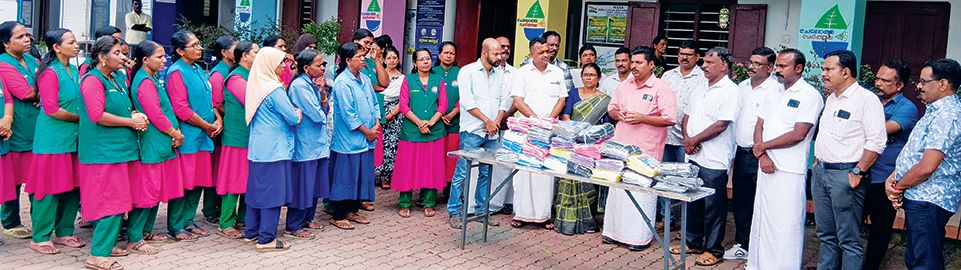 നഗരസഭയിലെ ഹരിതകർമ സേനാംഗങ്ങൾക്കും ശുചീകരണ തൊഴിലാളികൾക്കും ലയൺസ് ക്ലബ്‌ ഓഫ് കയർലാൻഡ്‌ നേതൃത്വത്തിൽ മഴക്കോട്ട്‌ വിതരണം നഗരസഭാധ്യക്ഷൻ എസ് സോബിൻ ഉദ്‌ഘാടനംചെയ്യുന്നു