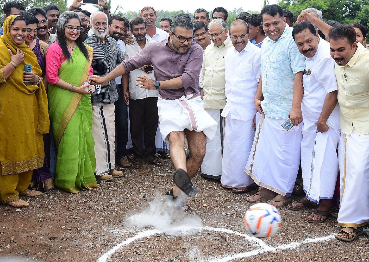 വീണ്ടെടുത്ത ഭൂമിയില്‍ ഒരുക്കിയ ഗോൾപോസ്റ്റിലേക്ക്‌ മന്ത്രി എം ബി രാജേഷ്‌  പന്തടിക്കുന്നു 