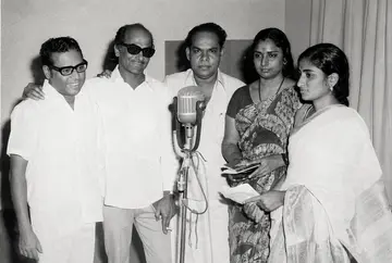 "നീലപൊൻമാൻ' സിനിമയുടെ റെക്കോർഡിങ്‌  വേളയിൽ വയലാർ രാമവർമ്മ, സലിൽ ചൗധരി,   കുഞ്ചാക്കോ, എസ് ജാനകി, ബി  വസന്ത 