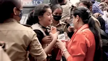 media persons attacked by delhi police
