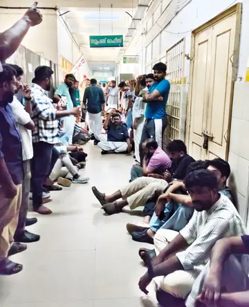 മെഡിക്കൽ കോളേജ് പാത്തോളജി ലാബിലെ പരിശോധനകൾക്ക് ഫീസ് ഏർപ്പെടുത്തിയ ഉത്തരവ് പിൻവലിക്കണമെന്നാവശ്യപ്പെട്ട് ഡിവൈഎഫ്ഐ പ്രവർത്തകർ സൂപ്രണ്ട് ഓഫീസ് ഉപരോധിക്കുന്നു
