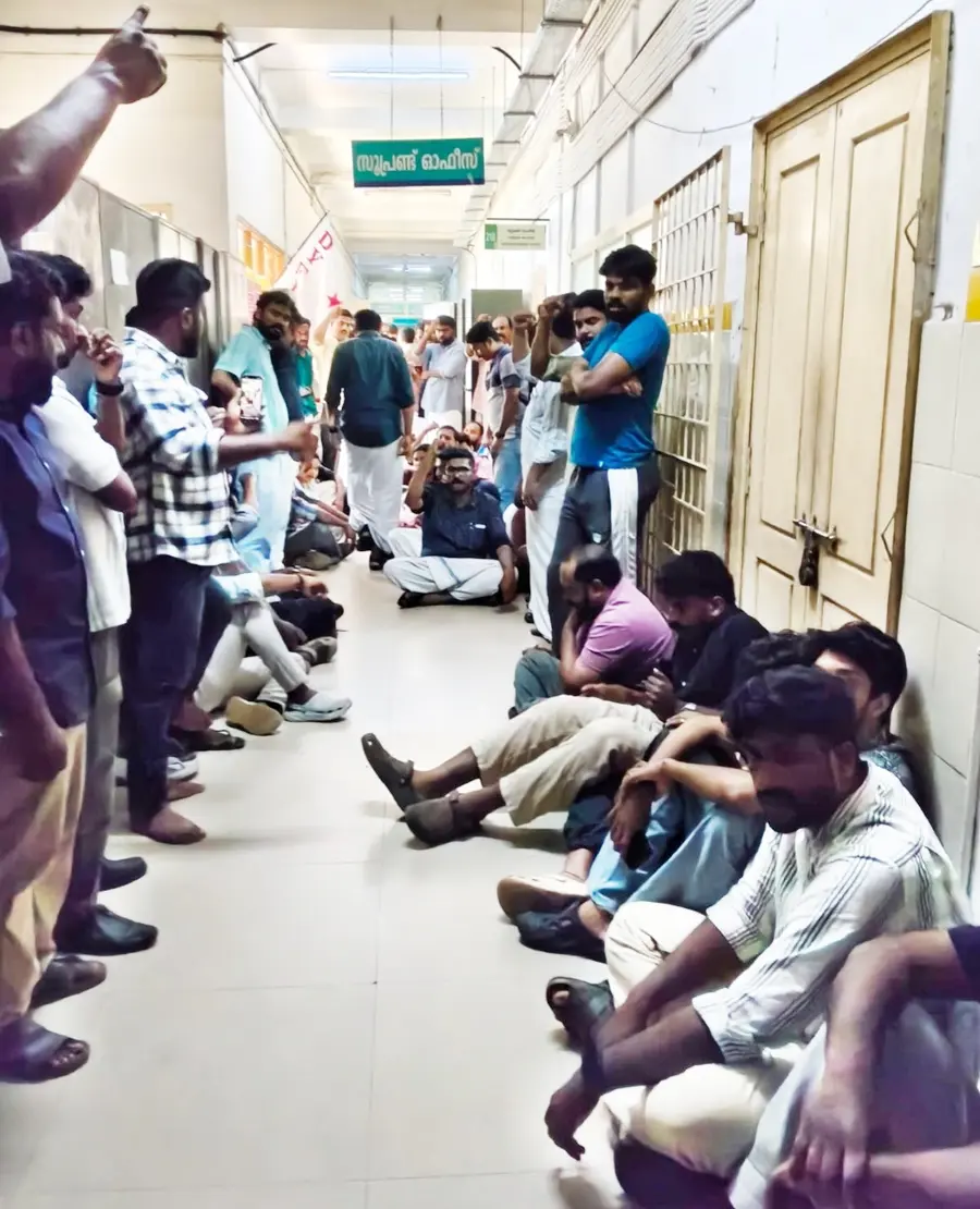 മെഡിക്കൽ കോളേജ് പാത്തോളജി ലാബിലെ പരിശോധനകൾക്ക് ഫീസ് ഏർപ്പെടുത്തിയ ഉത്തരവ് പിൻവലിക്കണമെന്നാവശ്യപ്പെട്ട് ഡിവൈഎഫ്ഐ പ്രവർത്തകർ സൂപ്രണ്ട് ഓഫീസ് ഉപരോധിക്കുന്നു