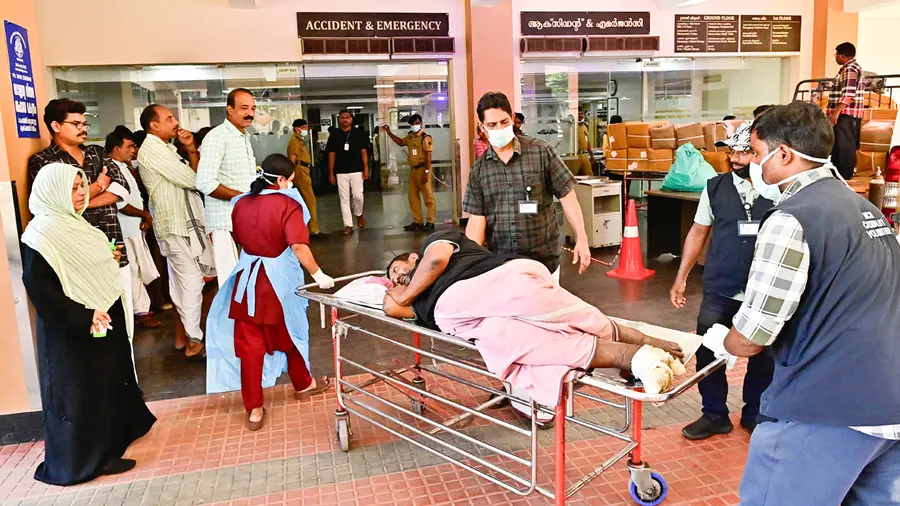 കോഴിക്കോട് മെഡിക്കൽ കോളേജ് അത്യാഹിത വിഭാഗത്തിലേക്ക് രോഗികളെ കൊണ്ടുവരുന്നു