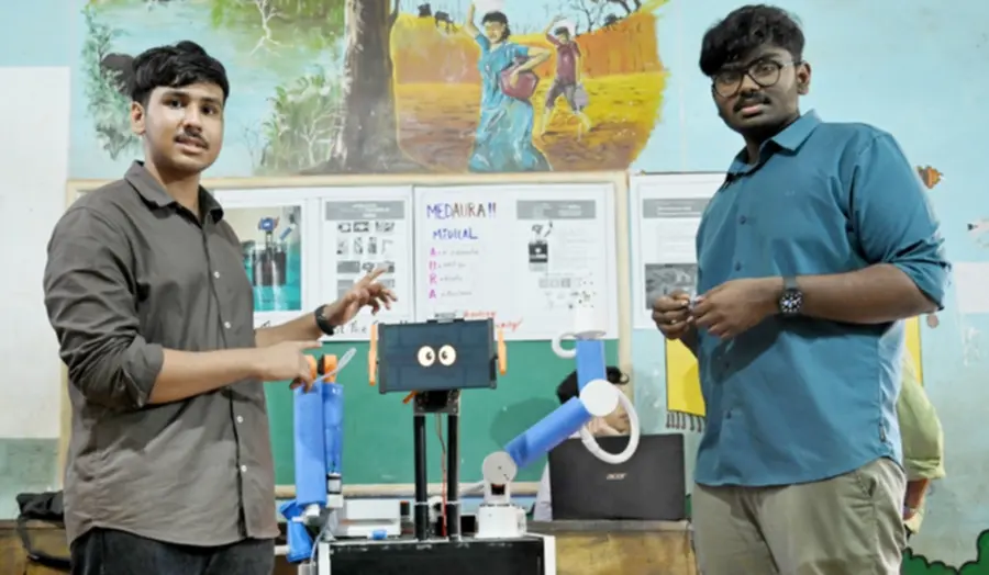 തേഞ്ഞിപ്പലം സെന്റ് പോൾസ് ഇഎംഎച്ച്എസ്എസിലെ
പി പി മു ഹമ്മദ് ഫാദിൽ, കെ നമസ് എന്നിവർ മെഡോറ സംവിധാനം പരിചയപ്പെടുത്തുന്നു