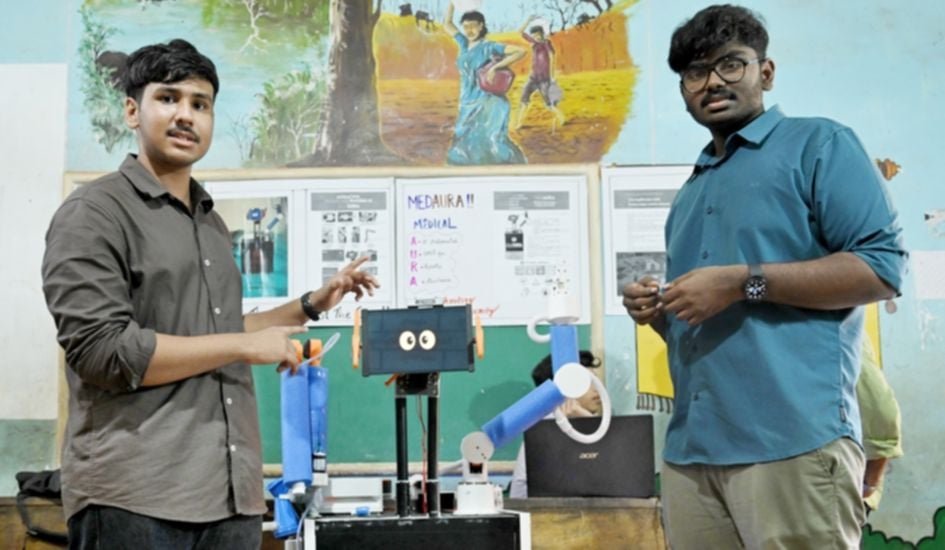 തേഞ്ഞിപ്പലം സെന്റ് പോൾസ് ഇഎംഎച്ച്എസ്എസിലെ  പി പി മു ഹമ്മദ് ഫാദിൽ, കെ നമസ്‌ എന്നിവർ മെഡോറ സംവിധാനം പരിചയപ്പെടുത്തുന്നു