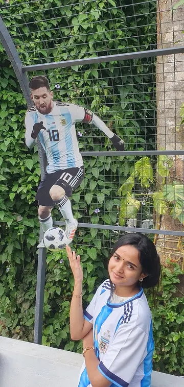 വീടിനു മുന്നിലെ മെസ്സിയുടെ കട്ടൗട്ടിനു മുന്നിൽ
ചലച്ചിത്രതാരം മീനാക്ഷി