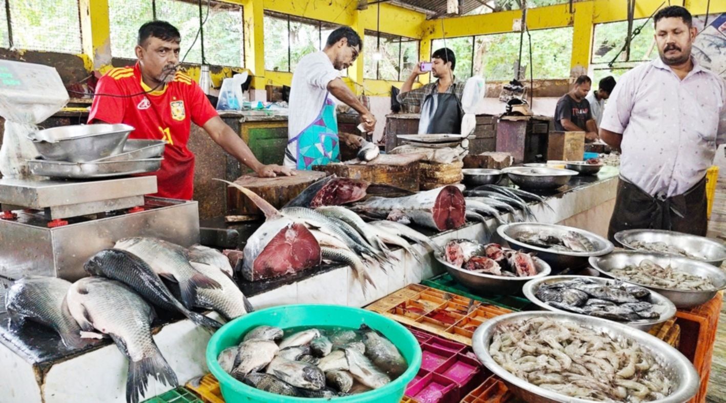 ചെവിയിലൊരു പൊന്നുംവില ... ചെറുവള്ളക്കാര്‍ എത്തിച്ച ഒരു കുട്ട മത്തി സ്വന്തമാക്കാനായി ചെവിയില്‍ വില പറഞ്ഞ് ലേലം വിളിക്കുന്ന ചെറുകിട  മീന്‍കച്ചവടക്കാര്‍. മീന്‍ കുറവുള്ള സാഹചര്യത്തില്‍ ഒരാള്‍  പറയുന്ന വില പരസ്യമാകാതിരിക്കാന്‍ ഇത്തരം ലേലം വിളിയും നടക്കാറുണ്ട്.   വെള്ളയില്‍ ഹാര്‍ബറില്‍ നിന്നുള്ള കാഴ്ച.                                                                 ഫോട്ടോ/മിഥുന്‍ അനില മിത്രന്‍