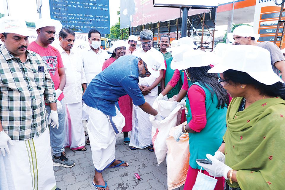 ചേർത്തല നഗരസഭ നേതൃത്വത്തിലെ മെഗാ ക്ലീനിങ്‌ മുൻ മന്ത്രി പി പ്രസാദ്‌ ഉദ്‌ഘാടനംചെയ്യുന്നു