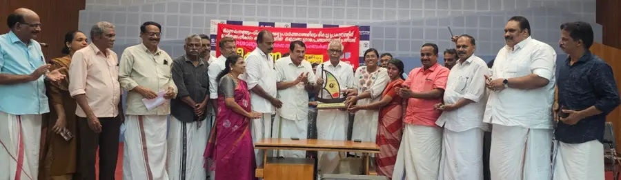 Olavanna Panchayat President P. Saruthi and members of the administrative committee received a reception for their outstanding work in the field of administration and social, development and welfare activities, which have earned national recognition.