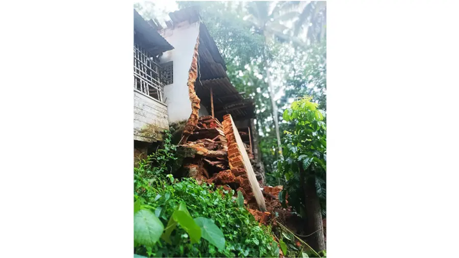 മേൽക്കൂര തകർന്ന വീട് 