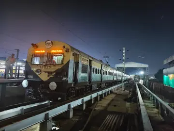 കാലപ്പഴക്കംചെന്ന റേക്കുകളുമായുള്ള മെമു ട്രയിൻ