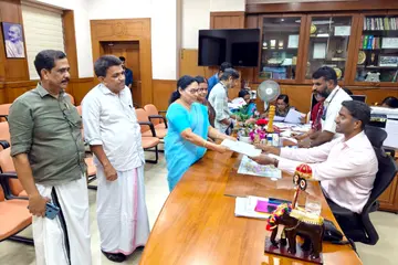 തൃശൂർ ജില്ലാ പഞ്ചായത്തിലേക്ക് വാഴാനി ഡിവിഷനിൽനിന്ന് മത്സരിക്കുന്ന എൽഡിഎഫ് സ്ഥാനാർഥി മേരി തോമസ് വരണാധികാരികൂടിയായ കലക്ടർ അർജുൻ പാണ്ഡ്യൻ മുന്പാകെ നാമനിർദേശ പത്രിക സമർപ്പിക്കുന്നു. സിപിഐ എം ജില്ലാ സെക്രട്ടറിയറ്റംഗം പി കെ ഡേവിസ് സമീപം