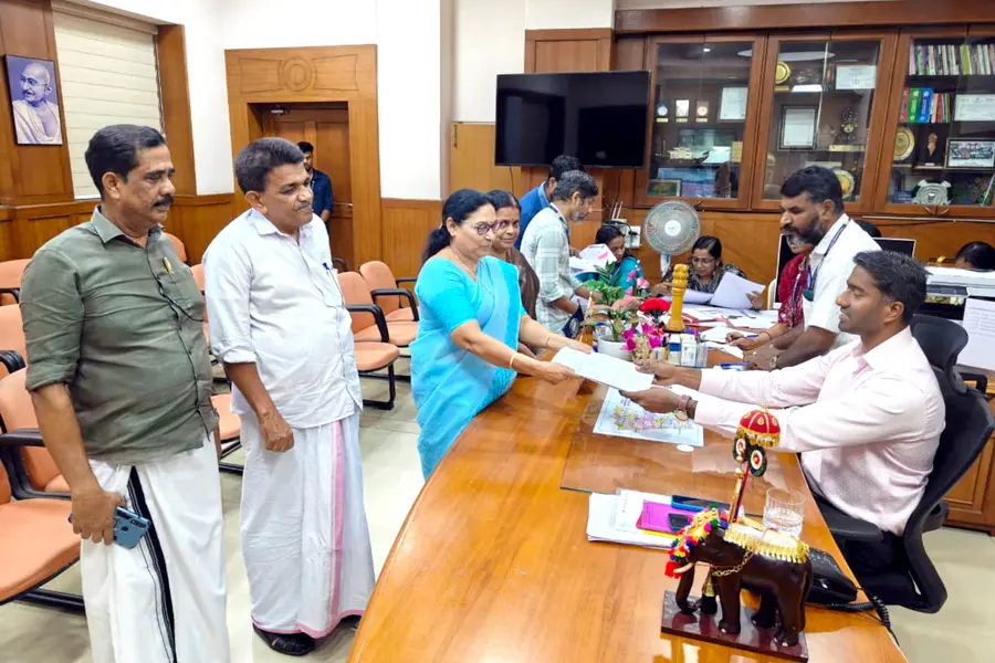 തൃശൂർ ജില്ലാ പഞ്ചായത്തിലേക്ക്‌ വാഴാനി ഡിവിഷനിൽനിന്ന്‌ മത്സരിക്കുന്ന എൽഡിഎഫ്‌ സ്ഥാനാർഥി മേരി തോമസ്‌   വരണാധികാരികൂടിയായ കലക്ടർ അർജുൻ പാണ്ഡ്യൻ മുന്പാകെ നാമനിർദേശ പത്രിക സമർപ്പിക്കുന്നു. സിപിഐ എം ജില്ലാ സെക്രട്ടറിയറ്റംഗം പി കെ ഡേവിസ്‌ സമീപം