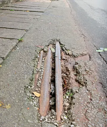 എംജി റോഡിൽ തുരുമ്പിച്ച് ദ്രവിച്ച ഇരുമ്പ് പൈപ്പ്