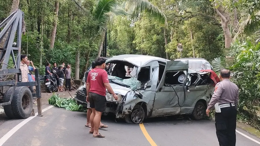 mini bus crash bali