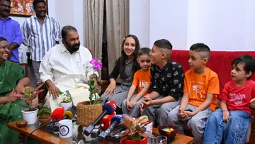 minister with afgan student