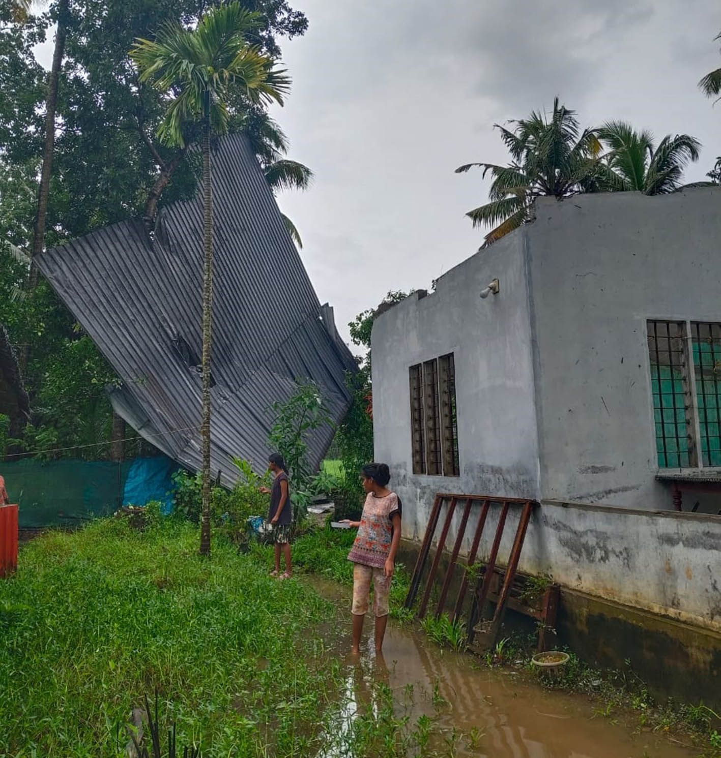 എടതിരിഞ്ഞിയിൽ ചിറയത്ത് ബിജോയിയുടെ  വീടിന്റെ മേൽക്കൂര  പറന്നുപോയ നിലയിൽ 