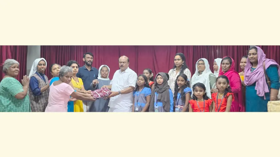 മിതൃമ്മല സ്‌നേഹതീരത്തിലെ അമ്മമാർക്കുള്ള ഓണസമ്മാനങ്ങള്‍ തൊളിക്കുഴി എസ്‌വിഎൽപിഎസിലെ  വിദ്യാർഥികൾ കൈമാറിയപ്പോള്‍