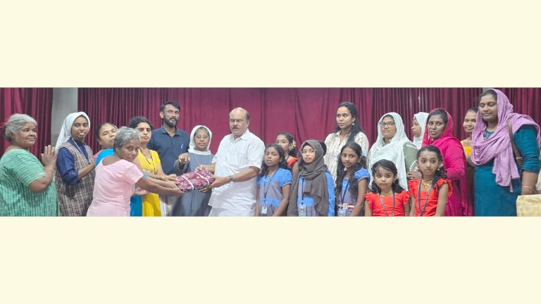 മിതൃമ്മല സ്‌നേഹതീരത്തിലെ അമ്മമാർക്കുള്ള ഓണസമ്മാനങ്ങള്‍ തൊളിക്കുഴി എസ്‌വിഎൽപിഎസിലെ  വിദ്യാർഥികൾ കൈമാറിയപ്പോള്‍